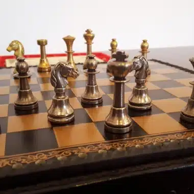 Ensemble Mignon II Echiquier en Similicuir avec Compartiment de Rangement & Jeu d'Echecs en Laiton Massif – Image 3
