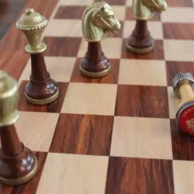 Ensemble Classic III Echiquier en Bois de Rose Doré et dErable & Jeu d'Echecs en Bois et Métal Massif – Image 4