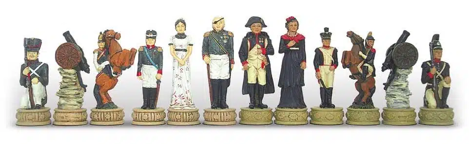 Pièces d'échecs en étain peint représentant Napoléon et la campagne de Russie