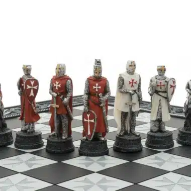 Pièces d'échecs Templier alignées, chevaliers rouges et blancs en résine peinte à la main