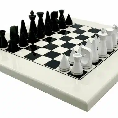 Ensemble Pyramide Moderne Blanc Echiquier en Bois Massif Laqué  Blanc & Jeu d'Echecs en Bois Laqué Noir et Blanc