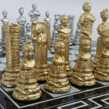 Jeu d'Echecs en Métal Plaqué Or et Argent Colonne Romaine – Image 12