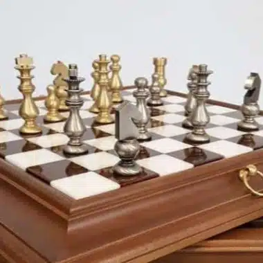 Ensemble Style Français Echiquier en Bois Massif et Plateau en Albâtre avec Compartiment de Rangement & Jeu d'Echecs en Laiton Massif – Image 3