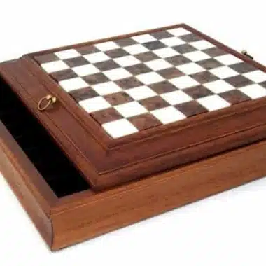 Ensemble Style Français Echiquier en Bois Massif et Plateau en Albâtre avec Compartiment de Rangement & Jeu d'Echecs en Laiton Massif – Image 7
