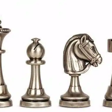 Pièces d'échecs en laiton massif argenté : dame, fou, cavalier et tour