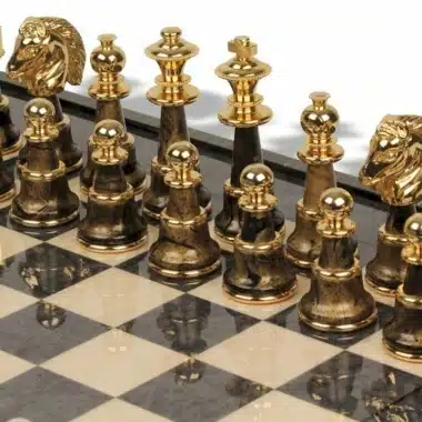 Ensemble Staunton Fantasy XL Echiquier en Bois d'Erable Vert & Jeu d'Echecs en Laiton et Bois Plaqué Or et Argent – Image 3
