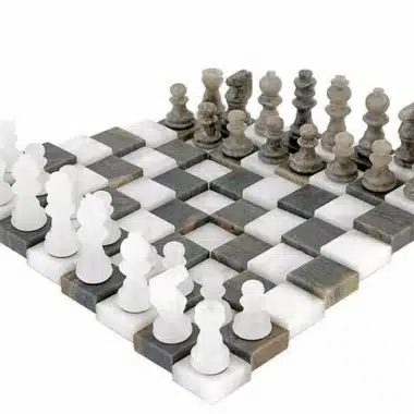 Échiquier 3D en marbre antique vu de côté avec pièces grises et blanches