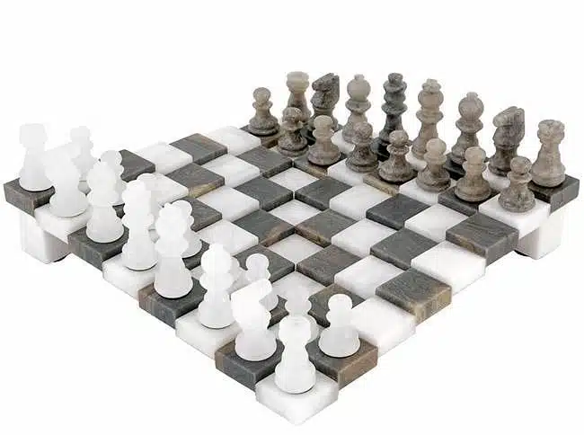 Échiquier 3D en marbre antique vu de côté avec pièces grises et blanches