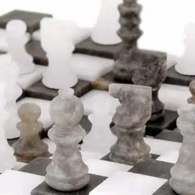 Gros plan sur le roi et les pièces en marbre gris et blanc de l'échiquier 3D
