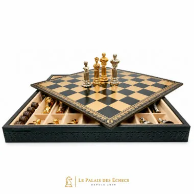 Coffret de rangement ouvert avec échiquier et pièces romaines sur le dessus
