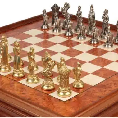 Ensemble Mary Stuart IX Echiquier sur Pied en Bois de Bruyère et d'Orme et Jeu d'Echecs en Métal – Image 5