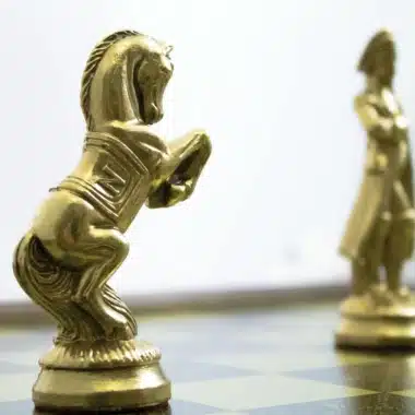 Ensemble Grand Napoléon IV Echiquier en Bois Original et Jeu d'Echecs en Métal – Image 14