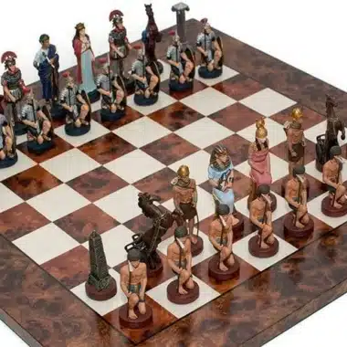 Vue d'ensemble des pièces en étain peint à la main face à face sur l'échiquier