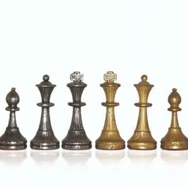 Ensemble Mignon Flower III Echiquier sur Pied en Bois Massif Effet Laiton et Jeu d'Echecs en Métal Massif – Image 9