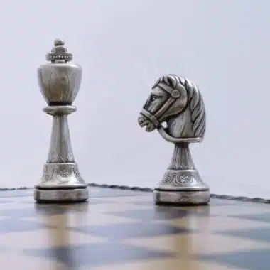 Ensemble Staunton Mix II Echiquier en Similicuir avec Compartiment de Rangement Intégré & Jeu d'Echecs en Métal Massif – Image 8