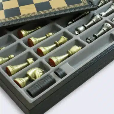 Ensemble Staunton Mix II Echiquier en Similicuir avec Compartiment de Rangement Intégré & Jeu d'Echecs en Métal Massif – Image 6