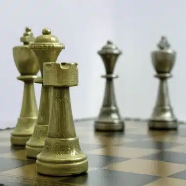 Ensemble Staunton Mix II Echiquier en Similicuir avec Compartiment de Rangement Intégré & Jeu d'Echecs en Métal Massif – Image 7
