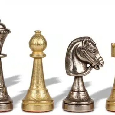 Pièces d'échecs Staunton en métal doré et argenté, détail dame, pion, cavalier et tour