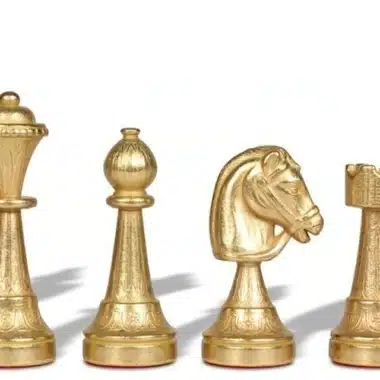 Pièces d'échecs dorées : dame, fou, cavalier et tour en métal