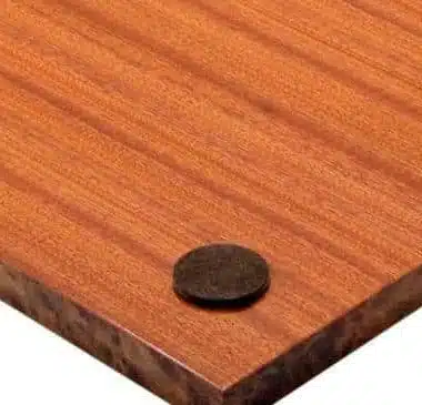 Détail du coin de l'échiquier en bois d'orme avec case en bruyère mat