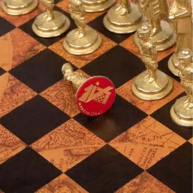 Ensemble Camelot Roi Arthur VII Echiquier en Similicuir & Jeu d'Echecs en Métal Massif – Image 8