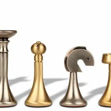 Ensemble Contemporain Bleu Echiquier en Bois d'Erable & Jeu d'Echecs en Laiton Massif – Image 9