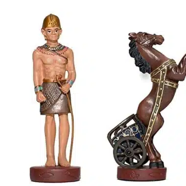 Détail du pion égyptien et du cavalier au char doré finement peints