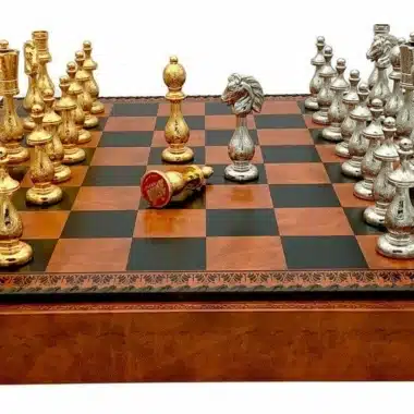 Ensemble Arabic Style IV Echiquier en Similicuir avec Rangement et Jeu d'Echecs en Métal Plaqué Or et Argent – Image 3