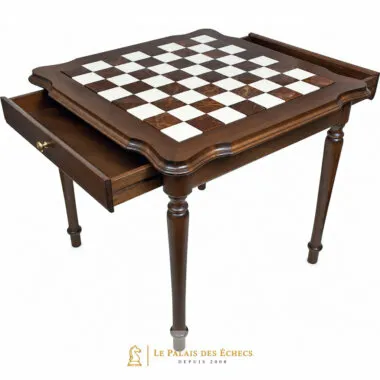 Table d'échecs avec tiroir ouvert révélant l'espace de rangement des pièces