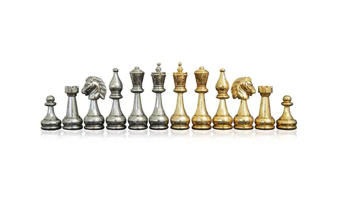 Ensemble complet des pièces d'échecs en métal massif plaqué or et argent alignées
