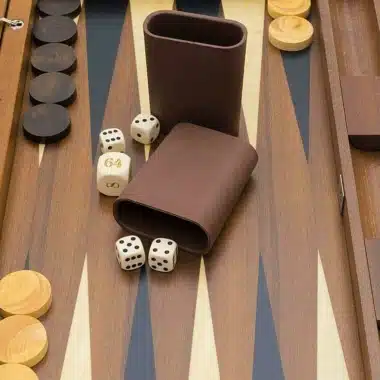 Backgammon York de Luxe, détail des gobelets en cuir et des dés