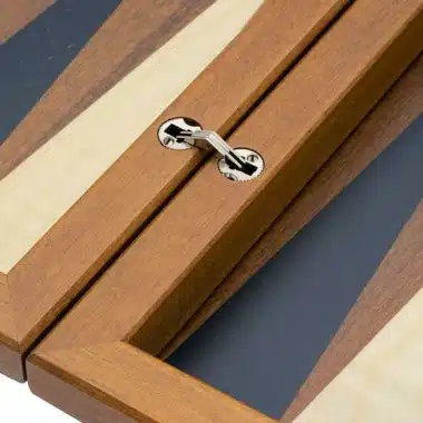Backgammon York de Luxe, détail de la charnière métallique du coffret