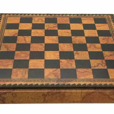 Échiquier fermé vu de dessus, motif carte ancienne sur similicuir