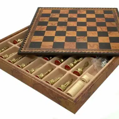 Échiquier similicuir ancien monde ouvert avec rangement et pièces métalliques