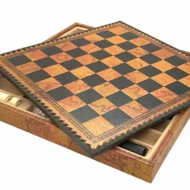 Coffret entrouvert laissant apparaître le rangement intérieur sous l'échiquier