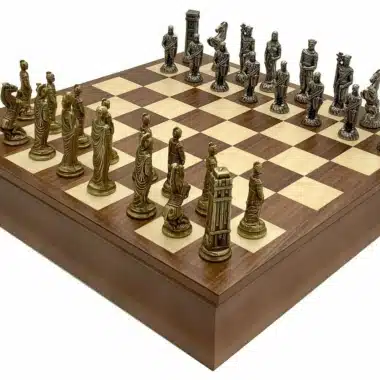 Pièces d'échecs Romains vs Barbares VI en métal vues de face sur l'échiquier en bois
