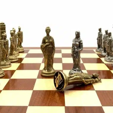 Romains vs Barbares V Echiquier avec Deux Tiroirs de Rangement et Jeu d'Echecs en Métal – Image 3