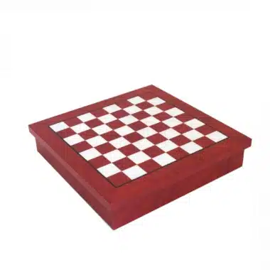 Échiquier en bois rouge et blanc fermé, vue d'ensemble du coffret