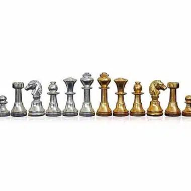 Pièces d'échecs en laiton plaqué or et argent alignées en rang