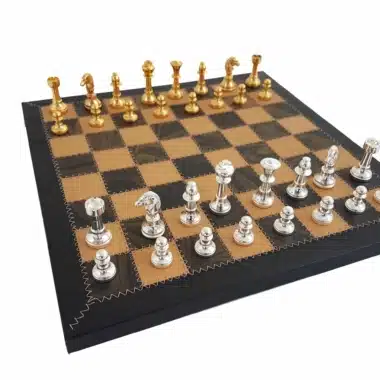Ensemble complet avec échiquier en cuir et pièces plaquées or et argent