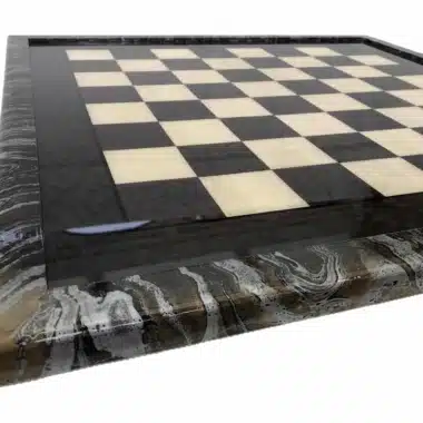 Ensemble Staunton Moderne XL Echiquier en Bois d'Erable Vert & Jeu d'Echecs en Laiton et Bois Plaqué Or et Argent – Image 3