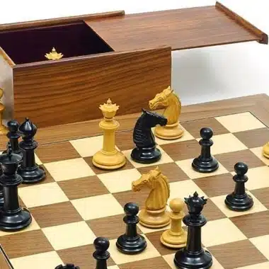 Coffret de rangement ouvert en bois près du roi et des pièces sur l'échiquier
