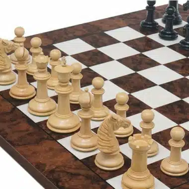 Ensemble "Ebène Luxe" Echiquier en Bois de Noyer Foncé & Jeu d'Echecs en Bois d'Ebène Massif