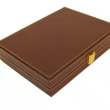 Backgammon Lounge en similicuir brun italien, coffret fermé vue de trois quarts