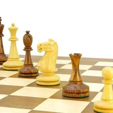 Ensemble Blackmore Echiquier en Bois de Noyer et d'Erable & Jeu d'Echecs en Bois de Rose Doré – Image 6