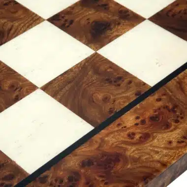 Ensemble Camelot Roi Arthur VI Echiquier en Bois d'Orme et de Bruyère et Jeu d'Echecs en Métal – Image 10