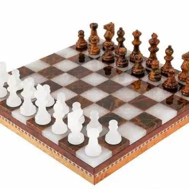 Ensemble complet échiquier et pièces en marbre marron et blanc, vue d'ensemble