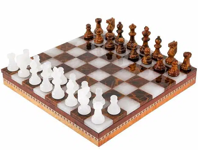 Ensemble complet échiquier et pièces en marbre marron et blanc, vue d'ensemble