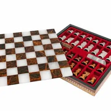 Échiquier en marbre marron et blanc ouvert sur coffret rangement velours rouge