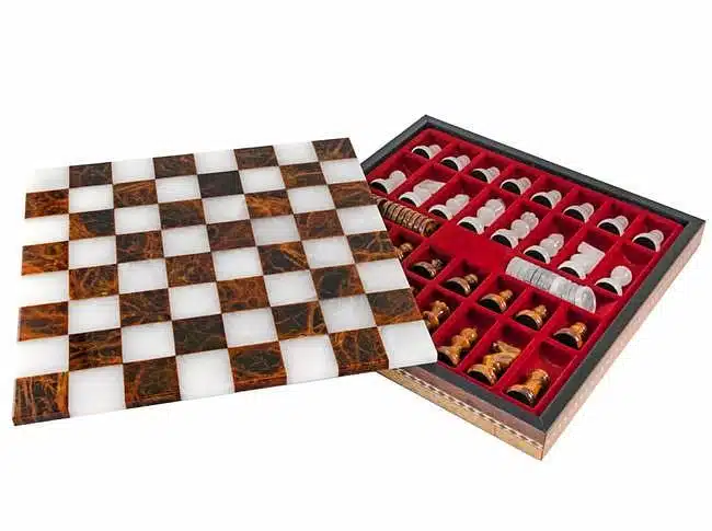 Échiquier en marbre marron et blanc ouvert sur coffret rangement velours rouge